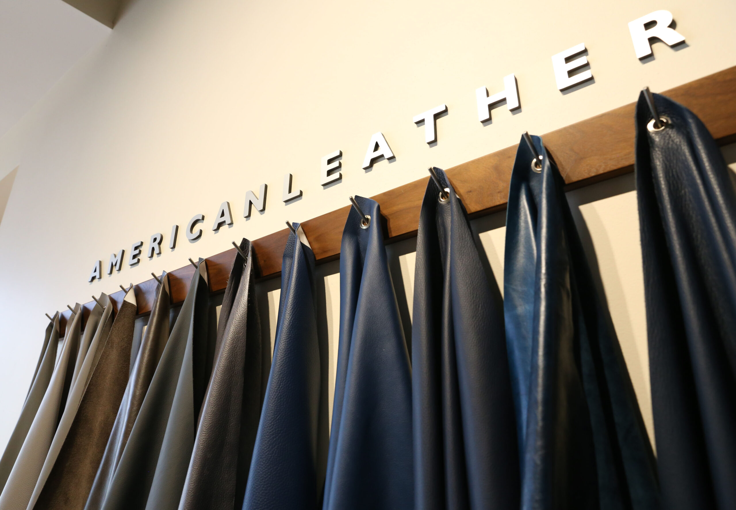 An application scenario or product detail of american leather factory outlet - Image 16