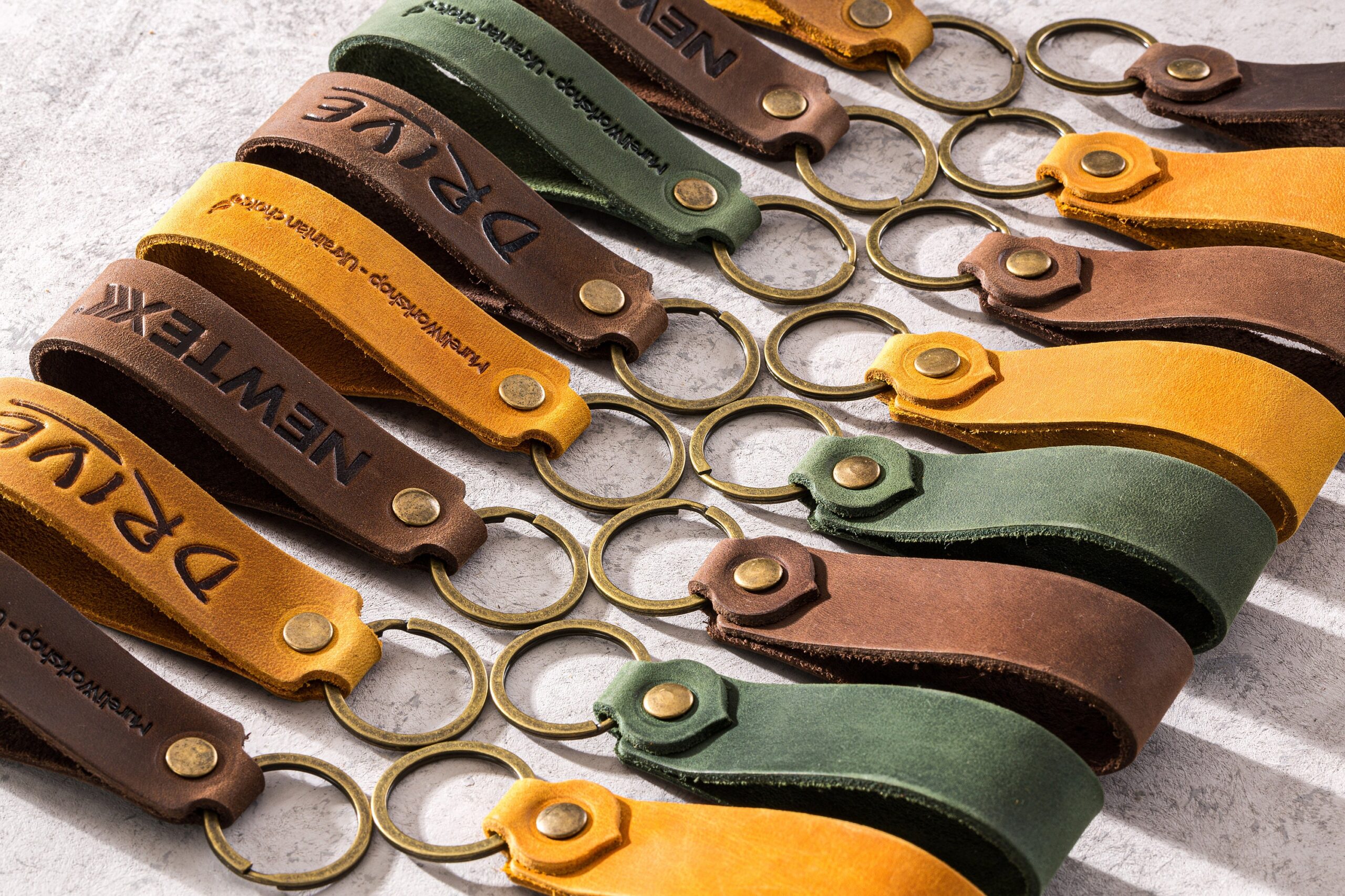 An application scenario or product detail of bulk leather keychains - Image 16