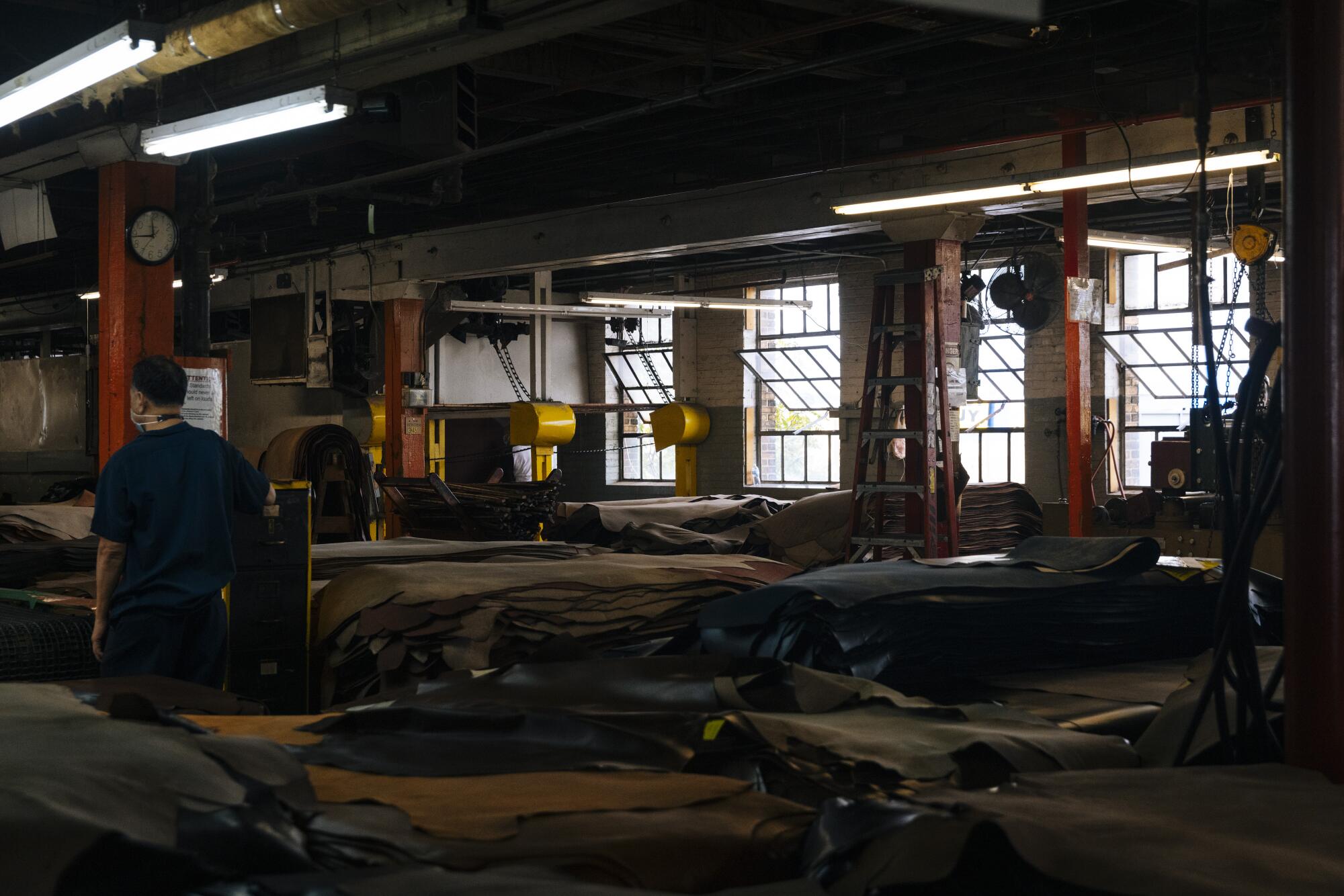 An application scenario or product detail of chicago leather company - Image 15