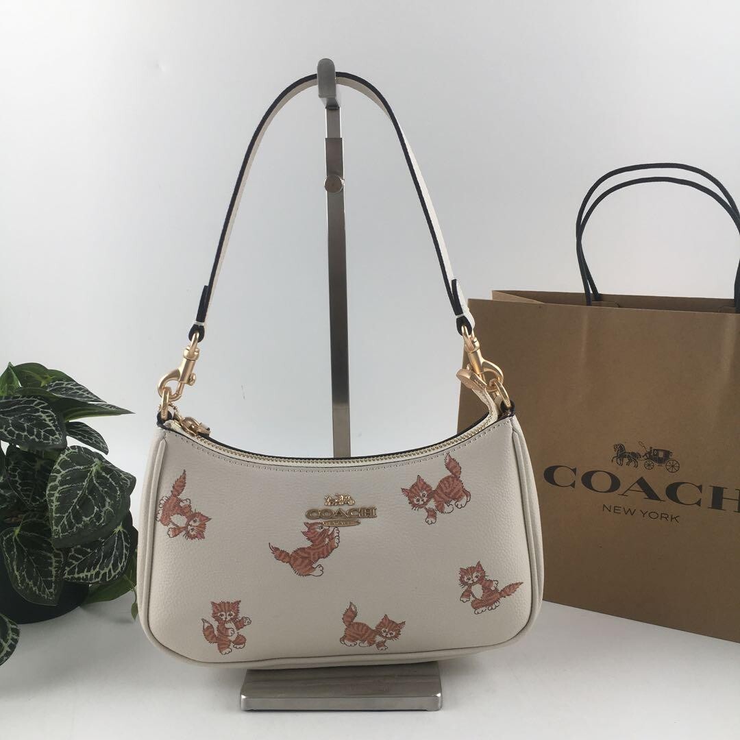 An application scenario or product detail of coach factory outlet leather bags - Image 12
