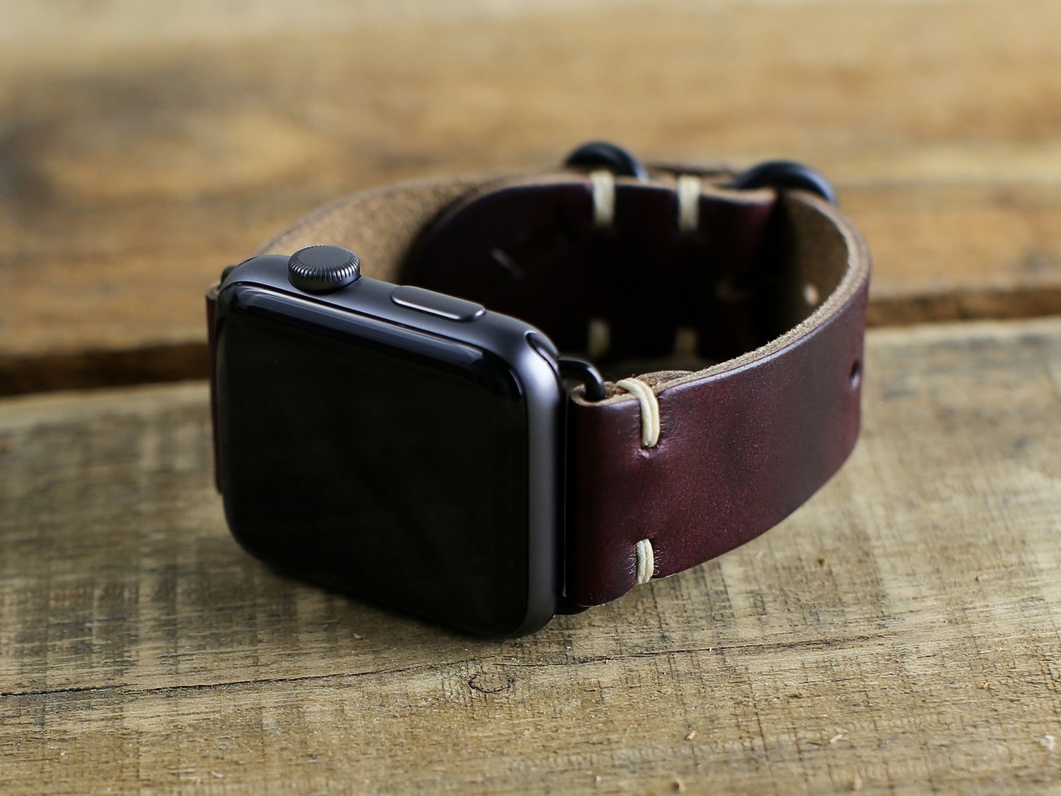 An application scenario or product detail of custom leather apple watch bands - Image 4