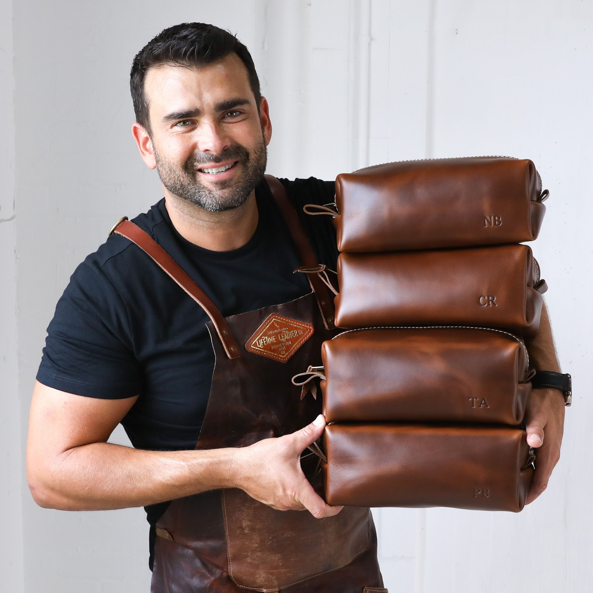 An application scenario or product detail of custom leather bags for men - Image 15