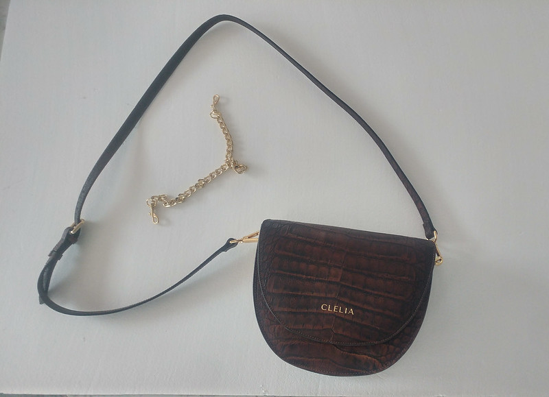 An application scenario or product detail of custom leather bags with logo - Image 7