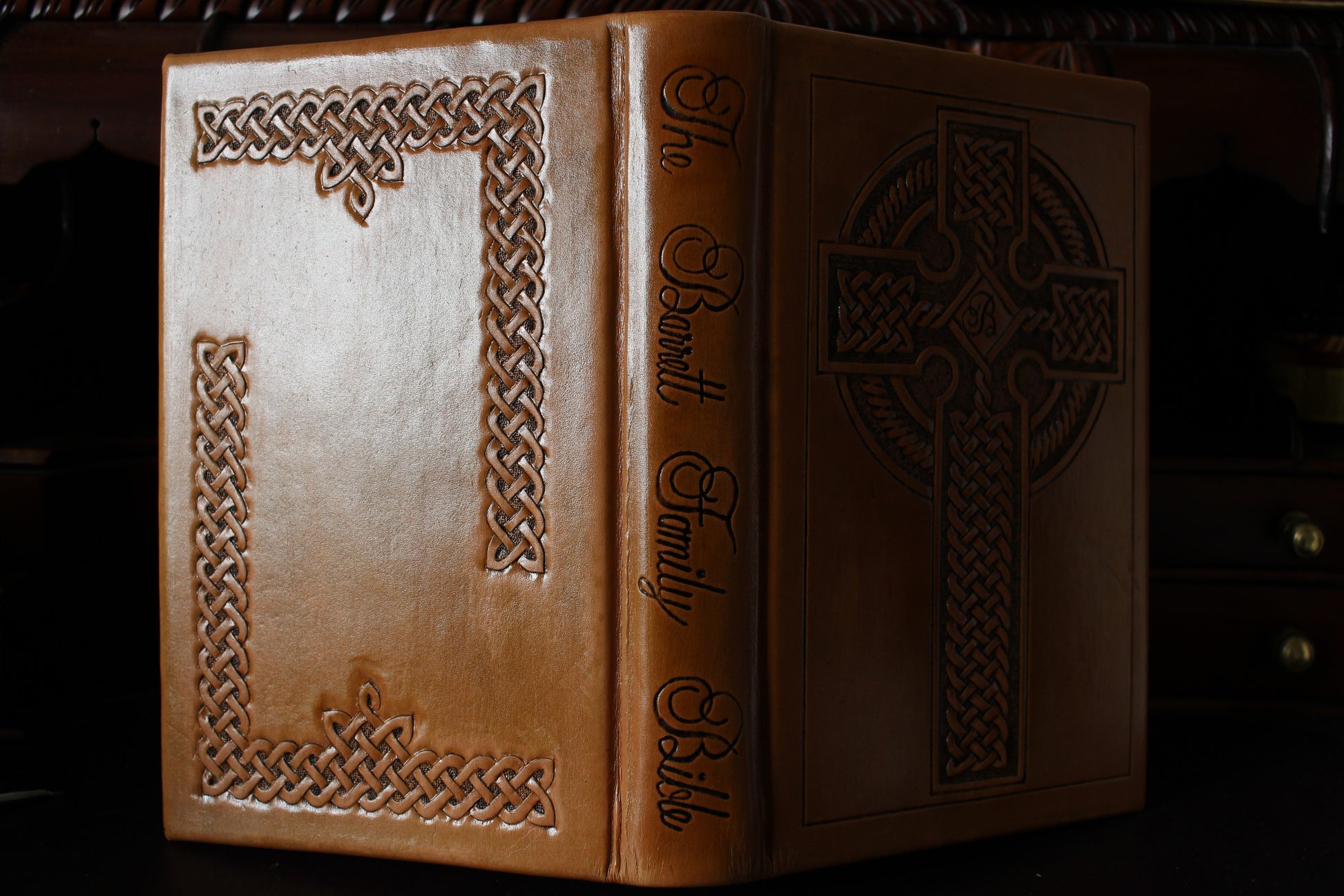 An application scenario or product detail of custom leather bible - Image 16