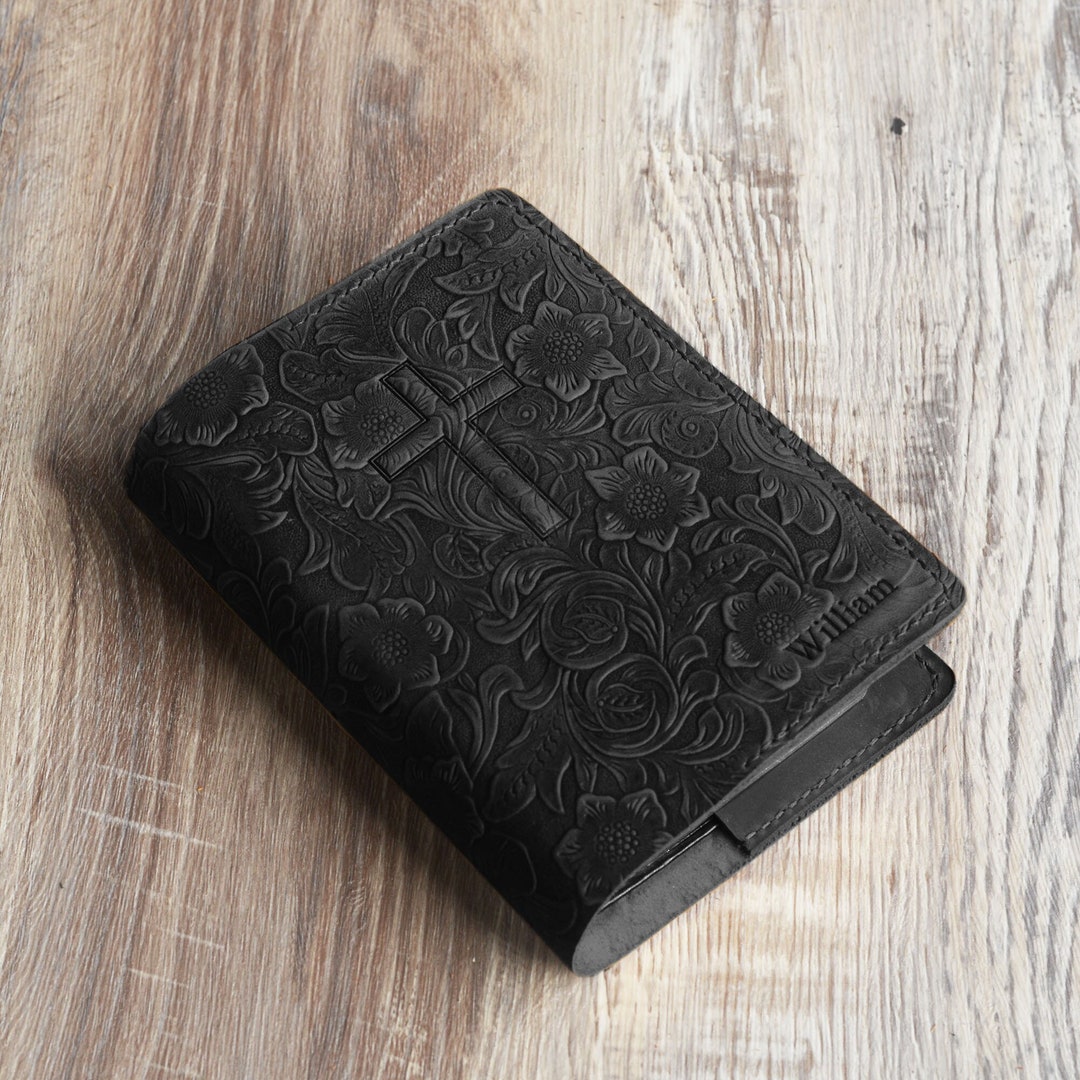 An application scenario or product detail of custom leather bible cases - Image 1