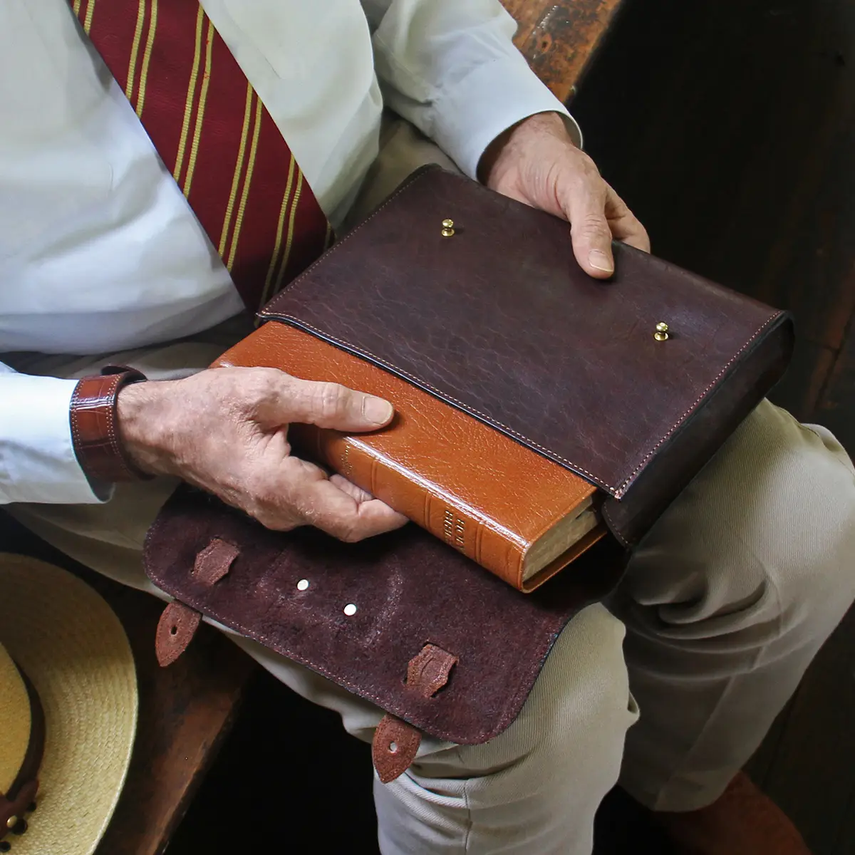 An application scenario or product detail of custom leather bible cases - Image 16