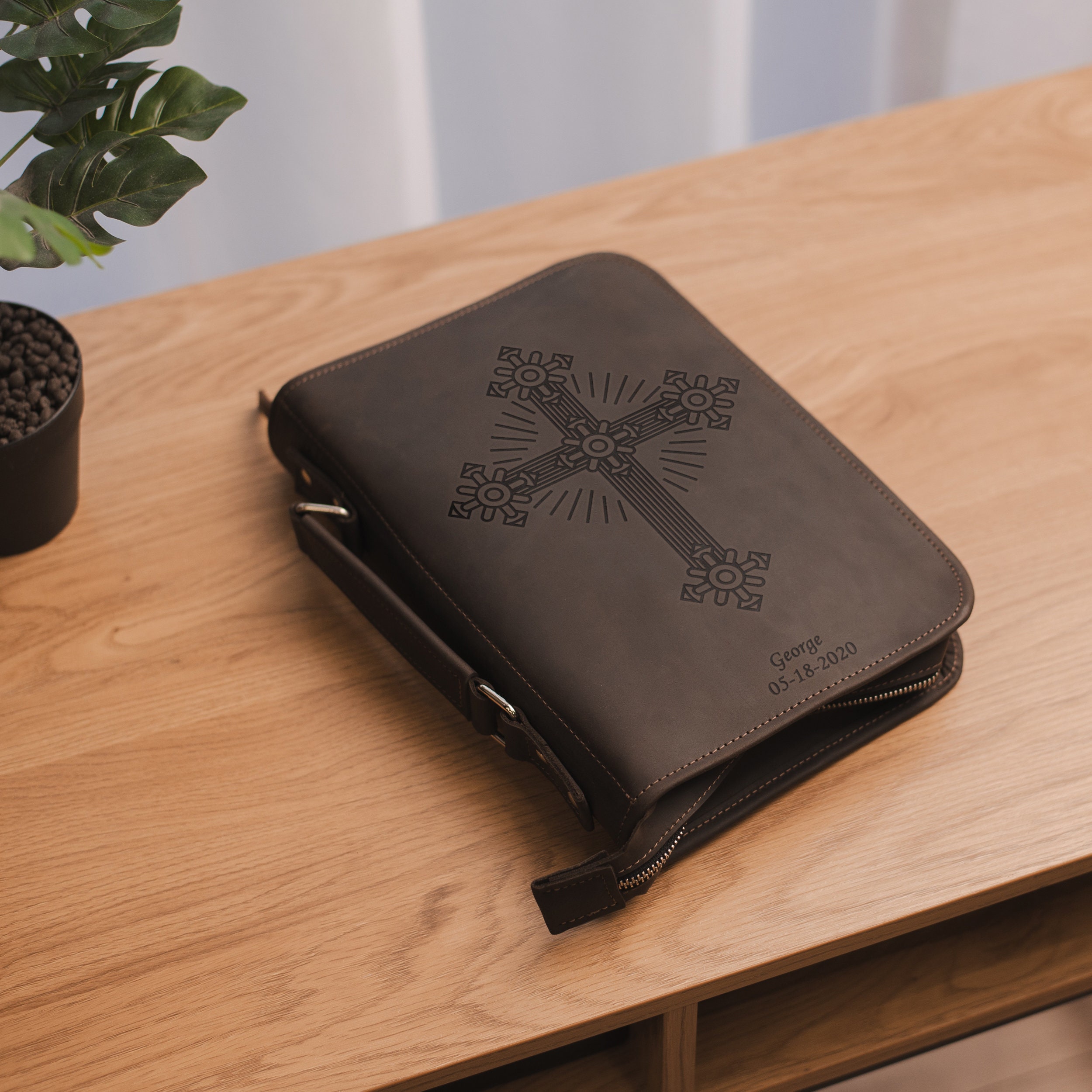An application scenario or product detail of custom leather bible cases - Image 17