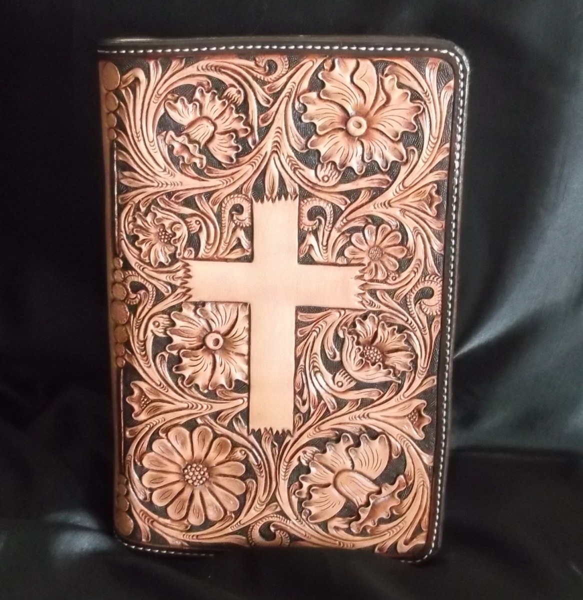 An application scenario or product detail of custom leather bible covers - Image 11