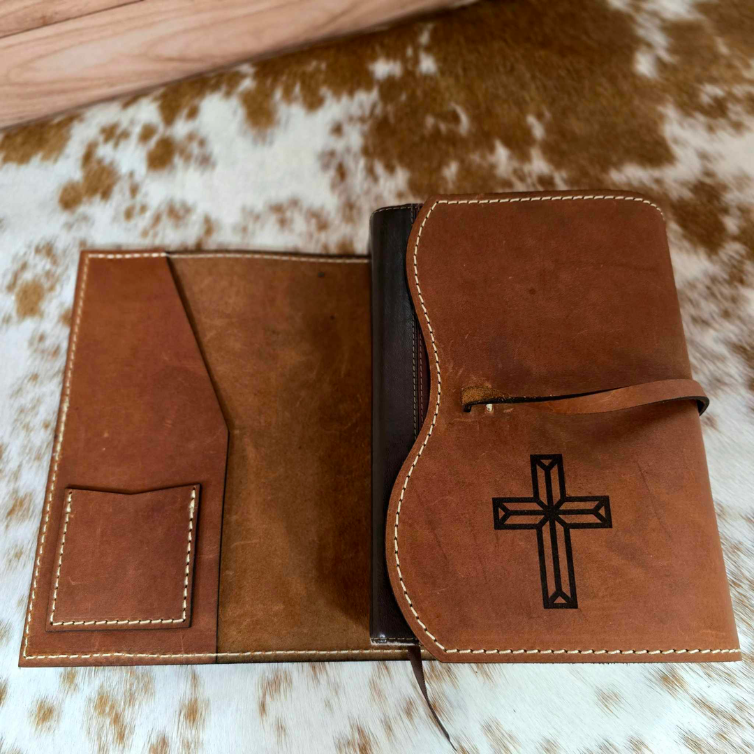 An application scenario or product detail of custom leather bible covers - Image 18