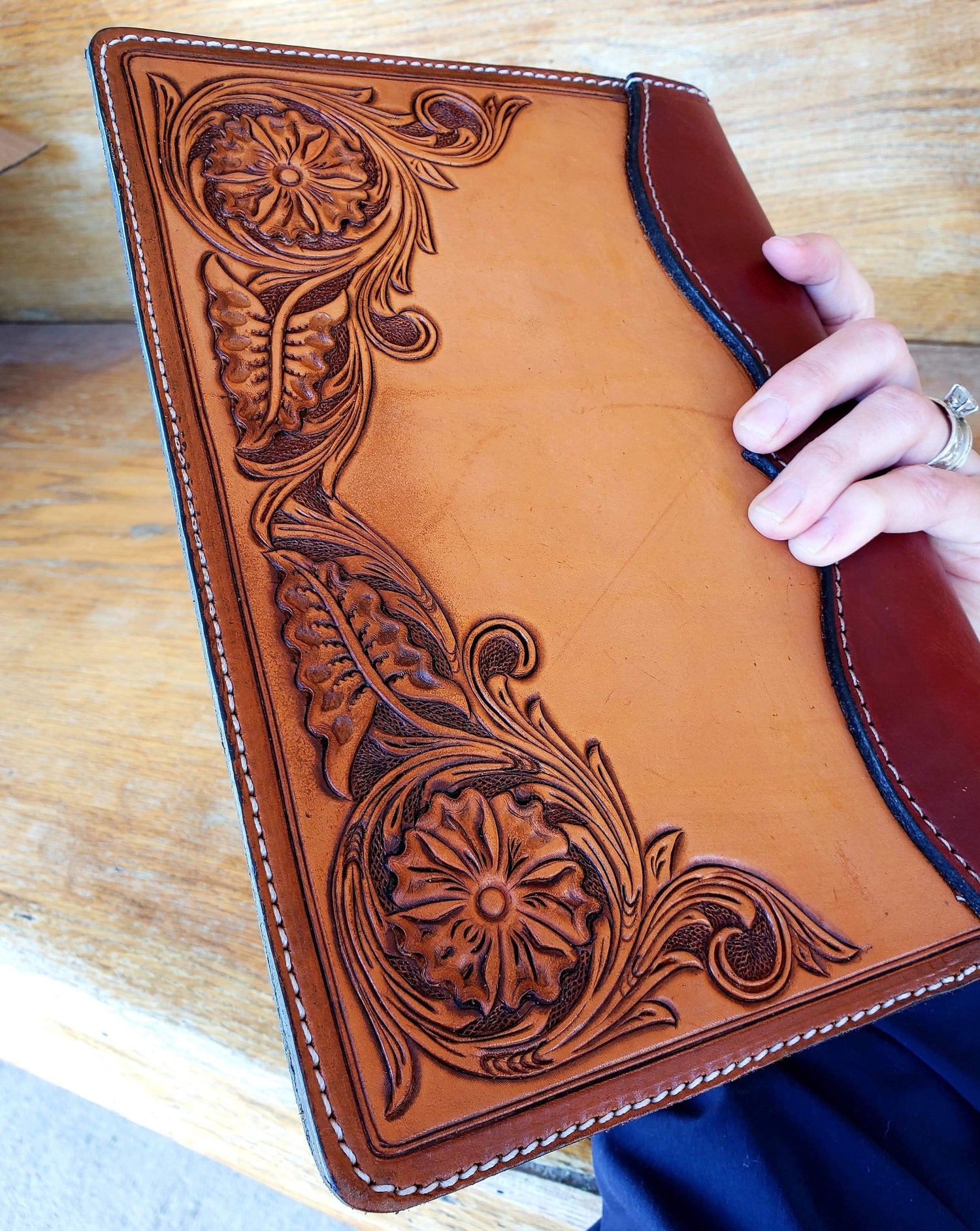 An application scenario or product detail of custom leather bible covers - Image 19