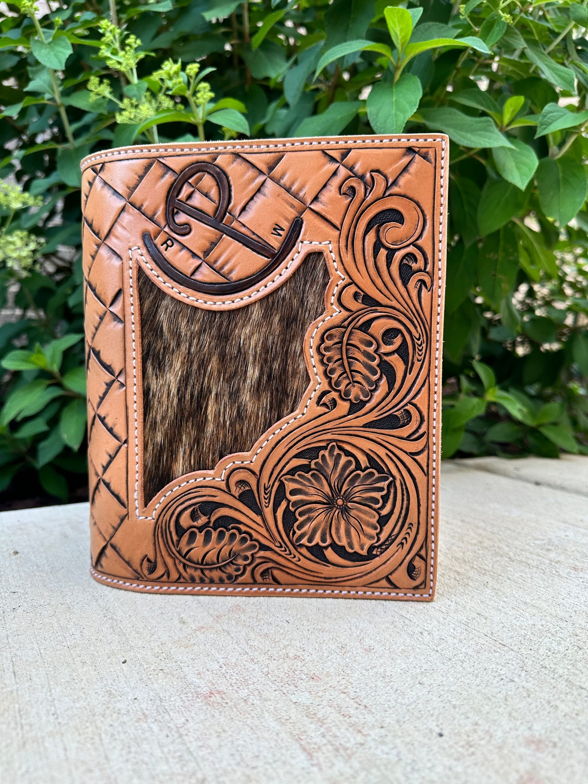 An application scenario or product detail of custom leather bible covers - Image 22