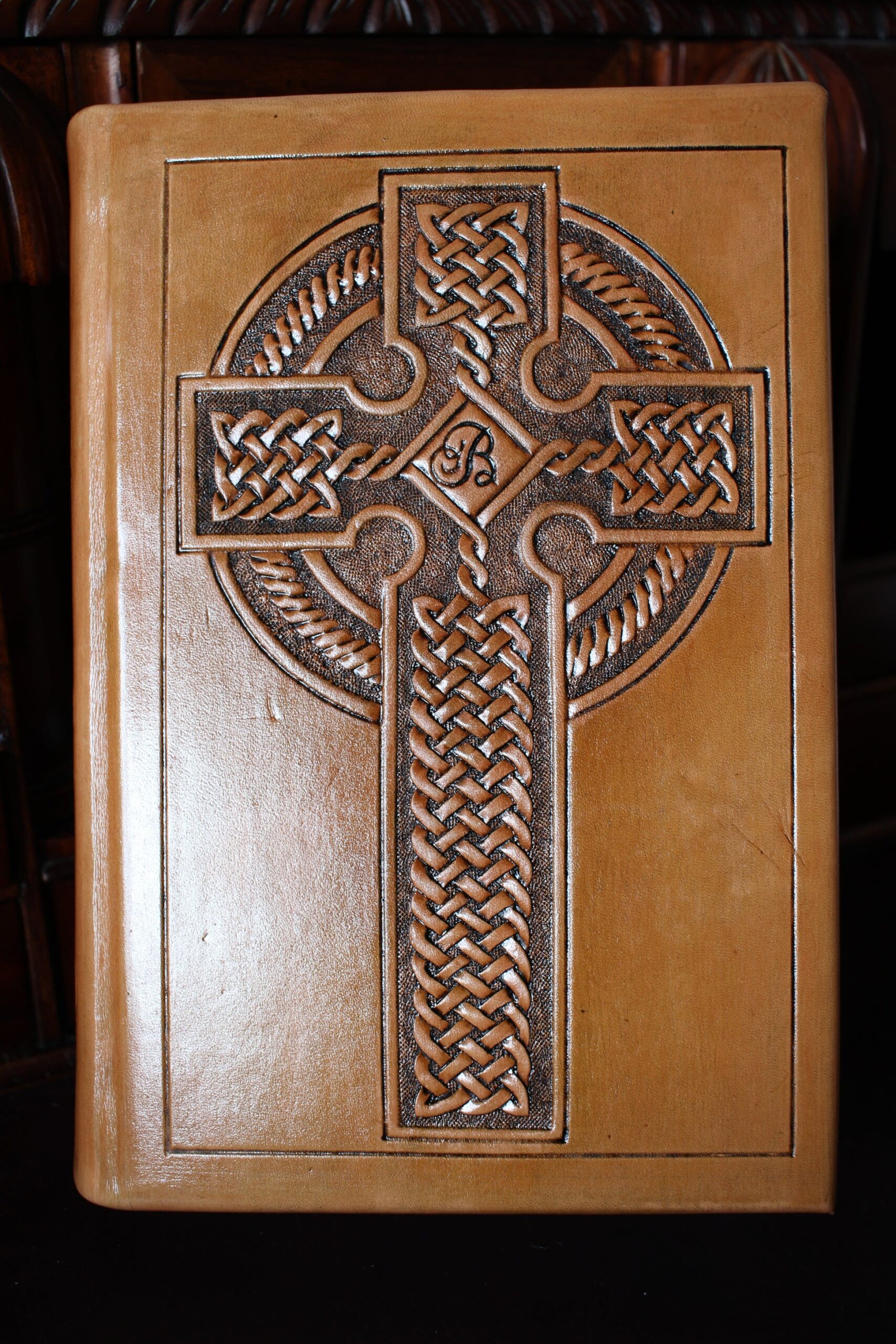 An application scenario or product detail of custom leather bibles - Image 14