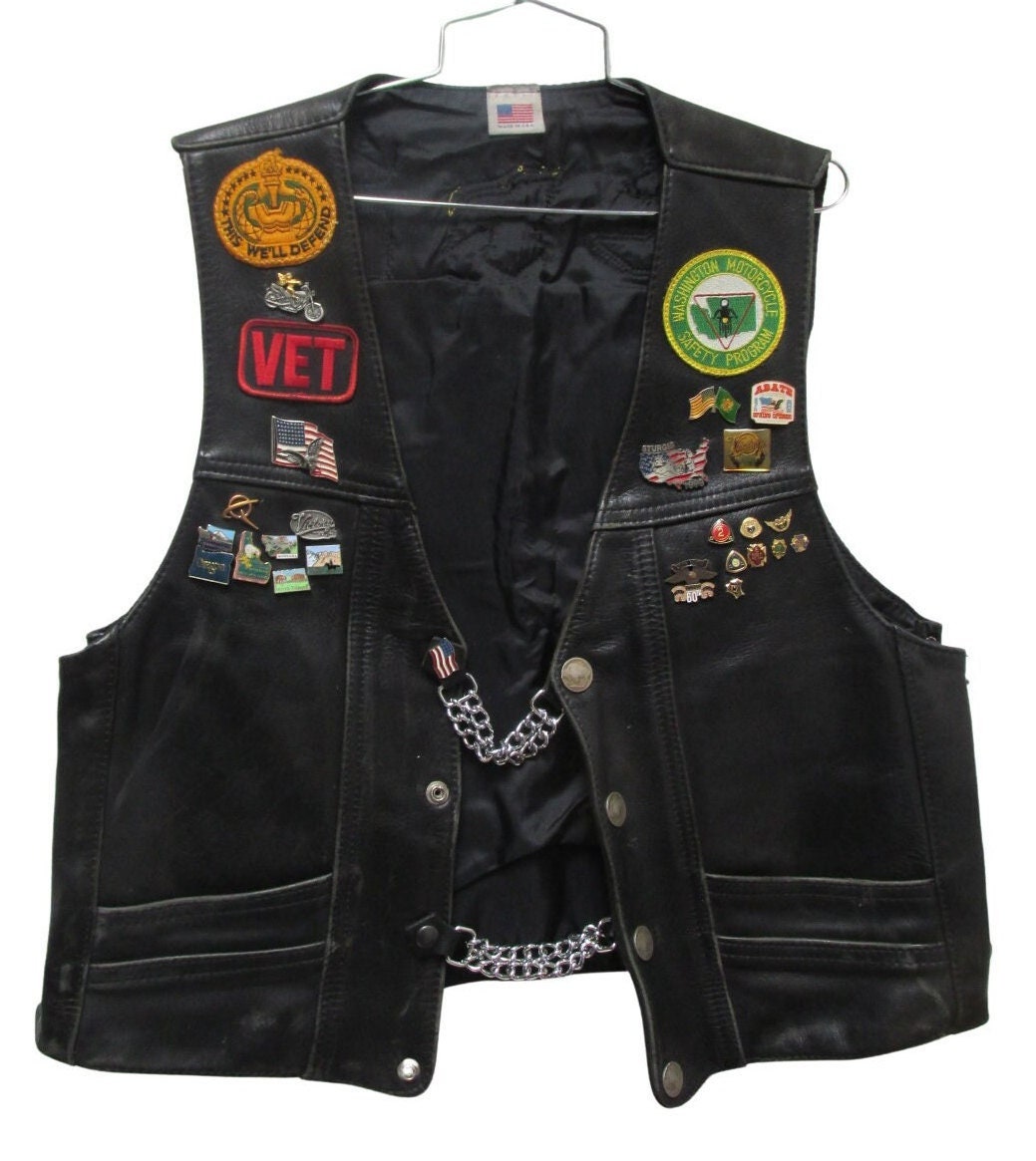 An application scenario or product detail of custom leather biker vest - Image 18