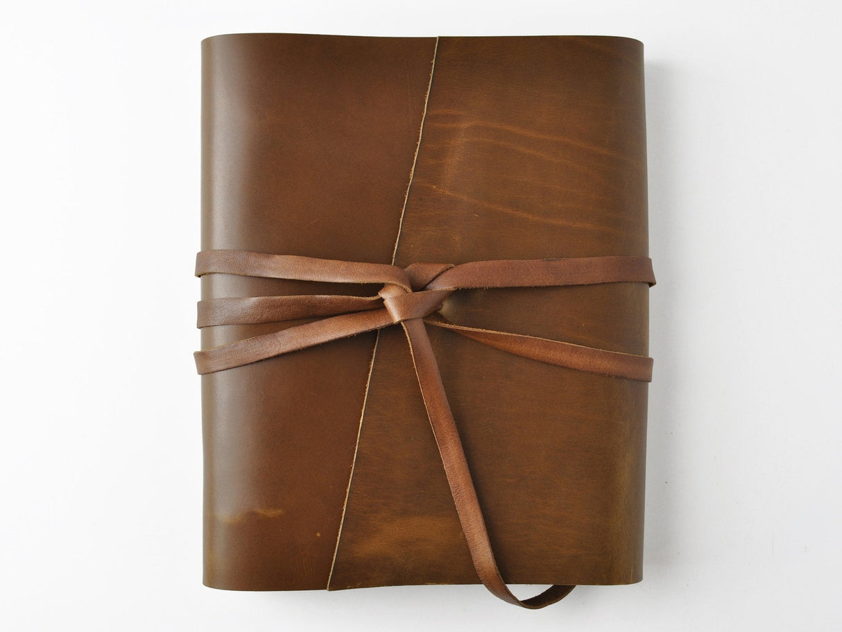 An application scenario or product detail of custom leather binders 3 ring - Image 1
