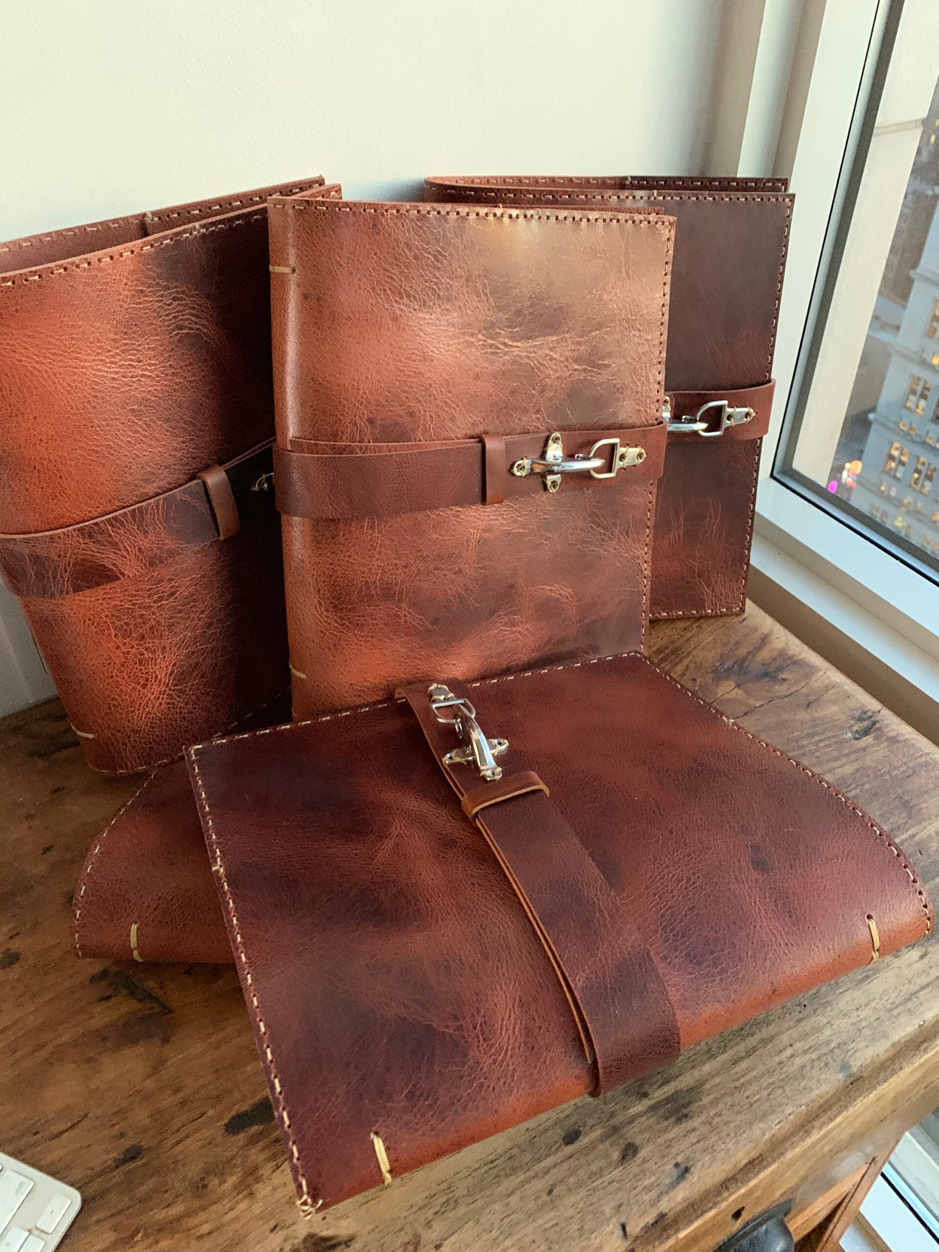 An application scenario or product detail of custom leather binders 3 ring - Image 8