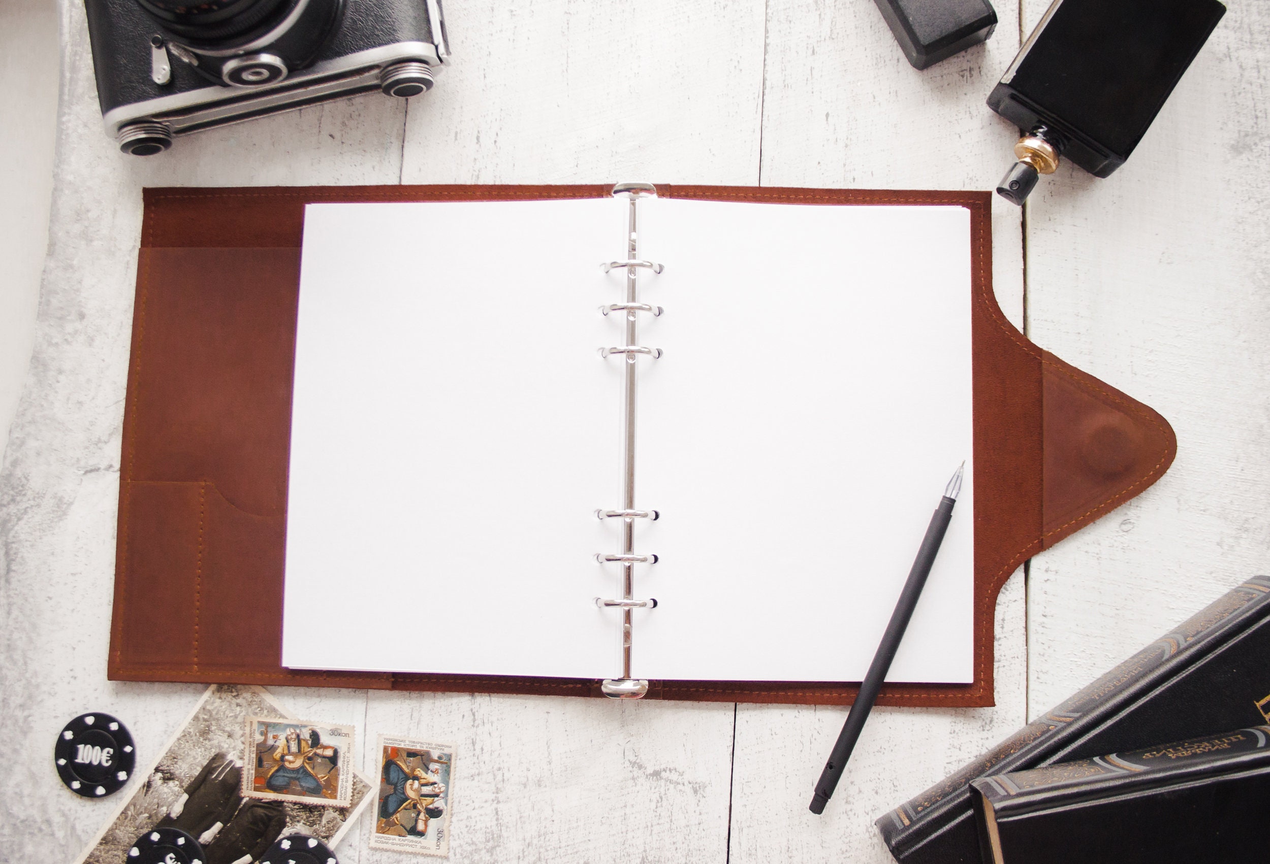 An application scenario or product detail of custom leather binders 3 ring - Image 18