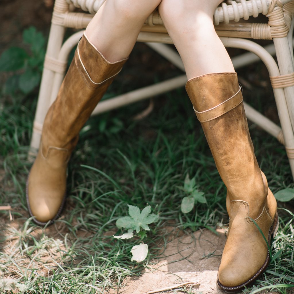 An application scenario or product detail of custom leather boots - Image 12