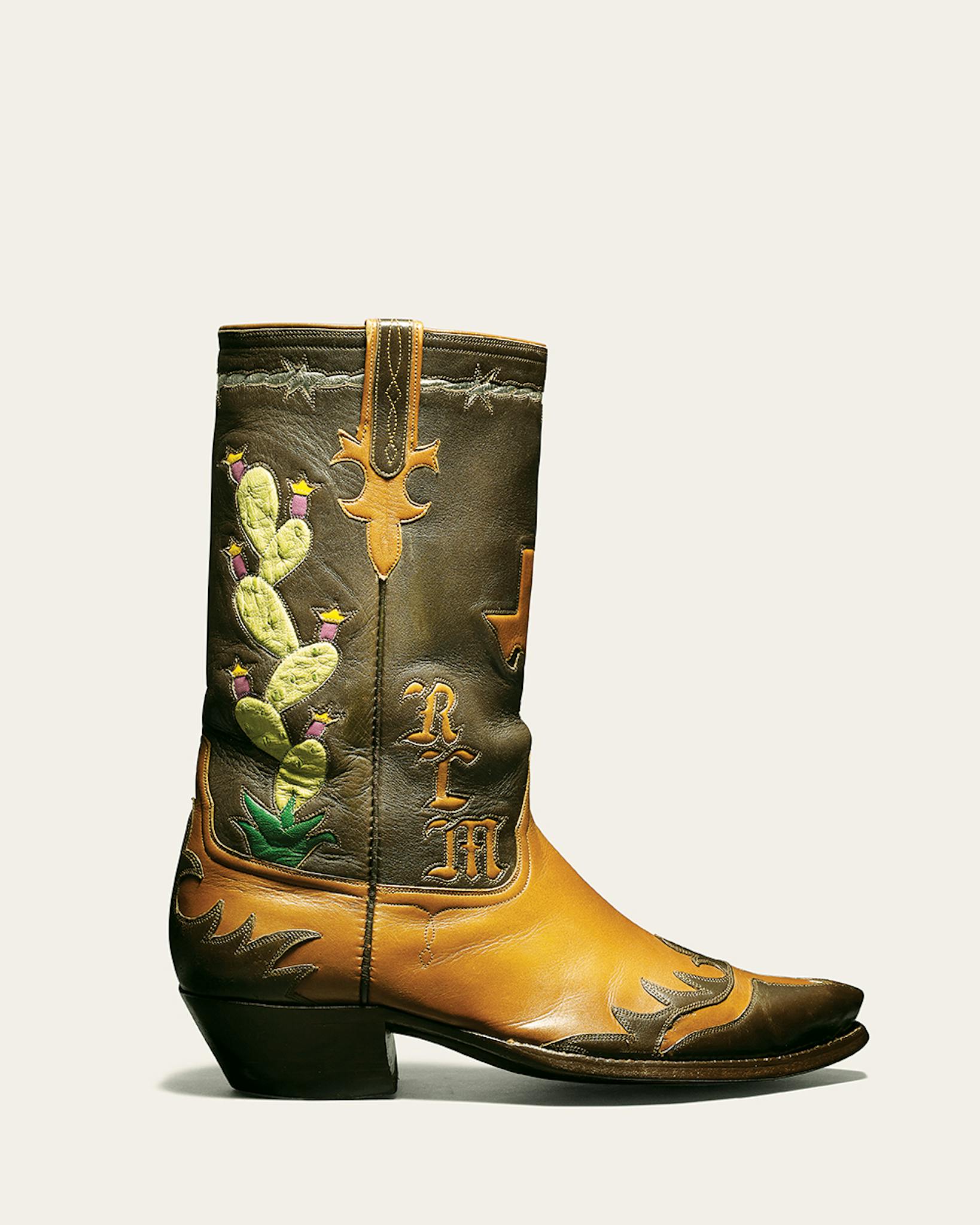 An application scenario or product detail of custom leather boots - Image 17