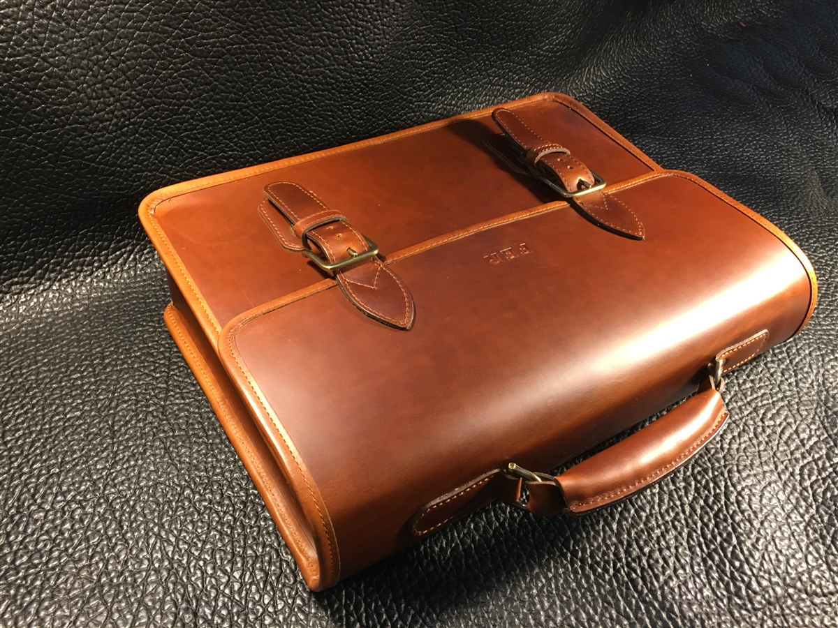 An application scenario or product detail of custom leather briefcase - Image 17