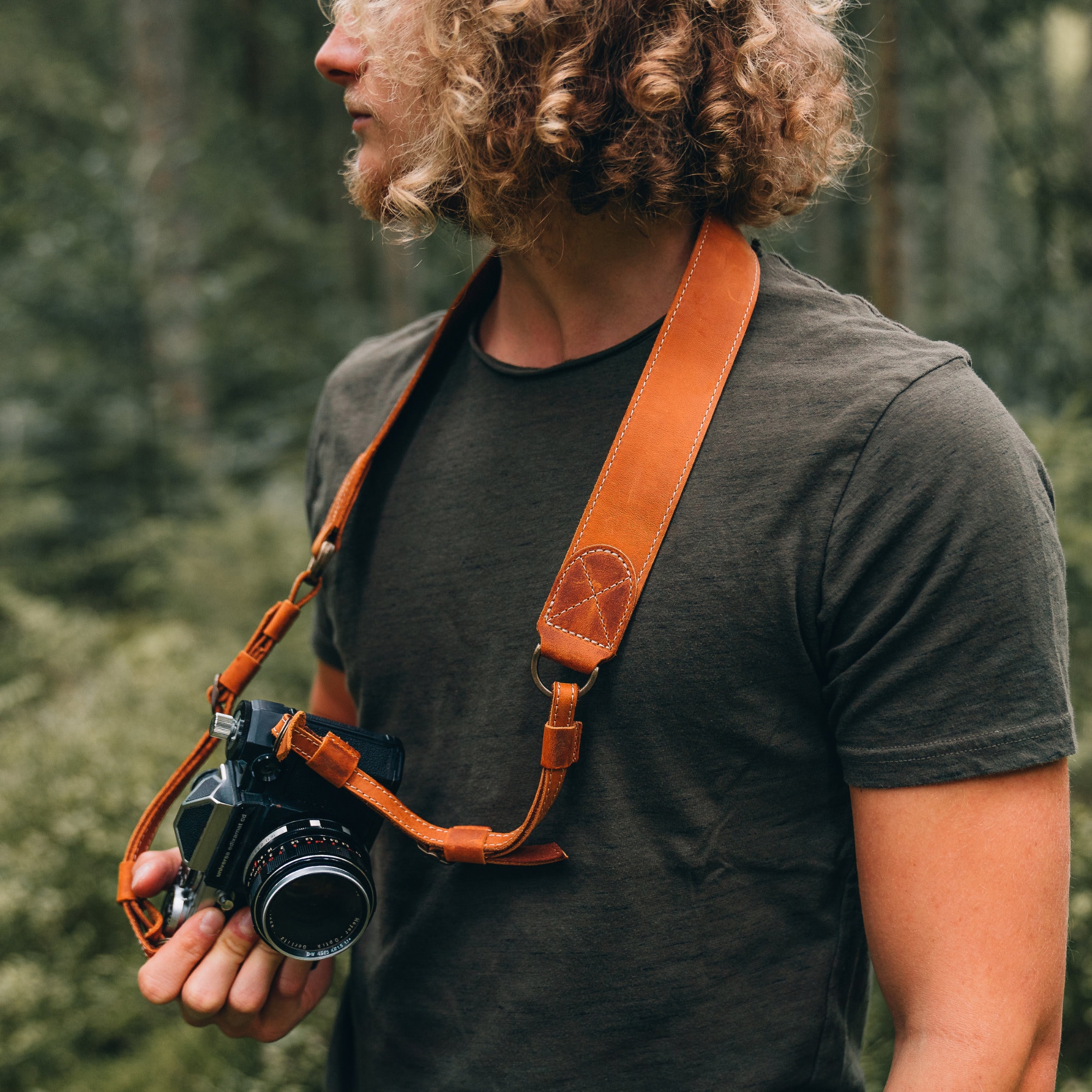 An application scenario or product detail of custom leather camera strap - Image 5