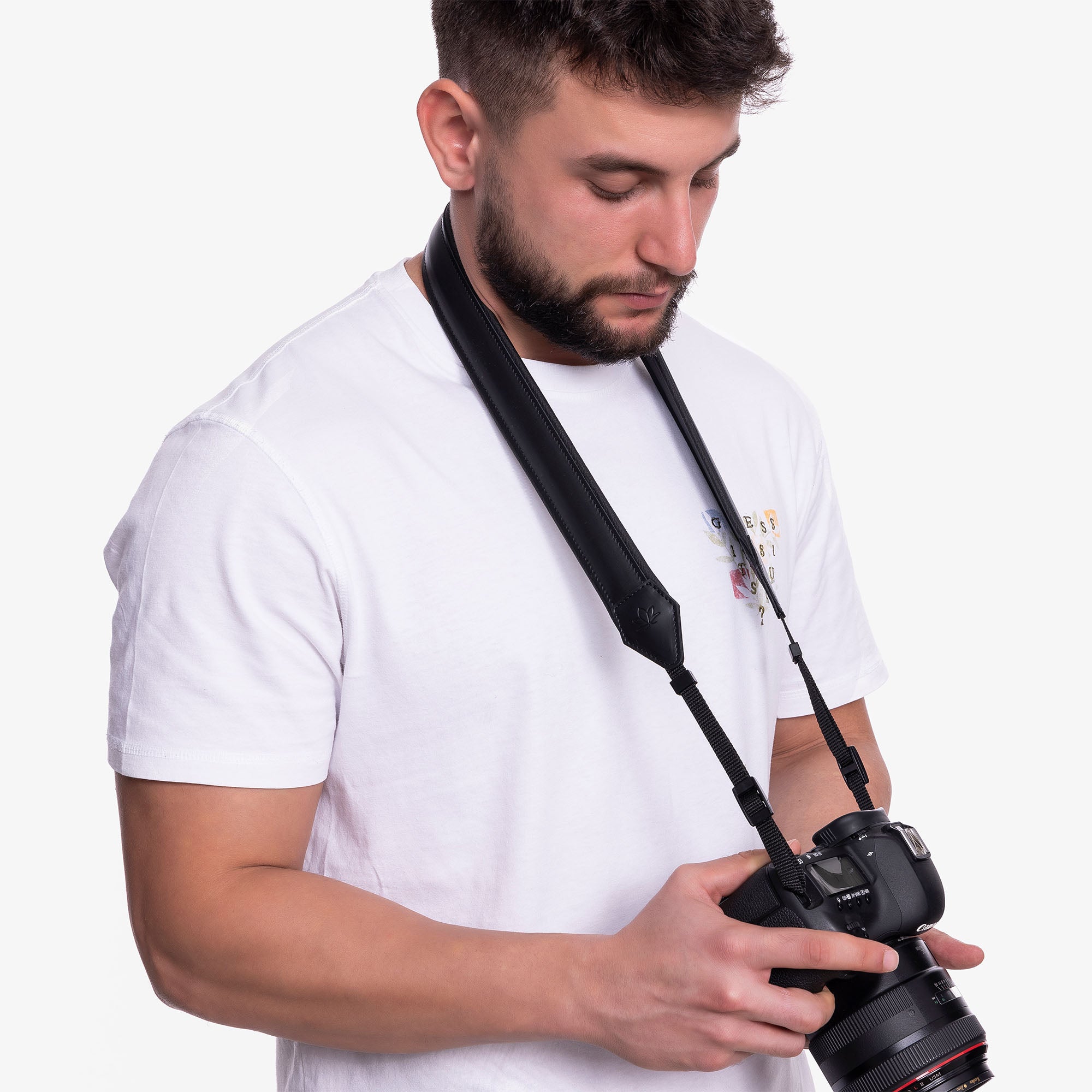 An application scenario or product detail of custom leather camera strap - Image 15