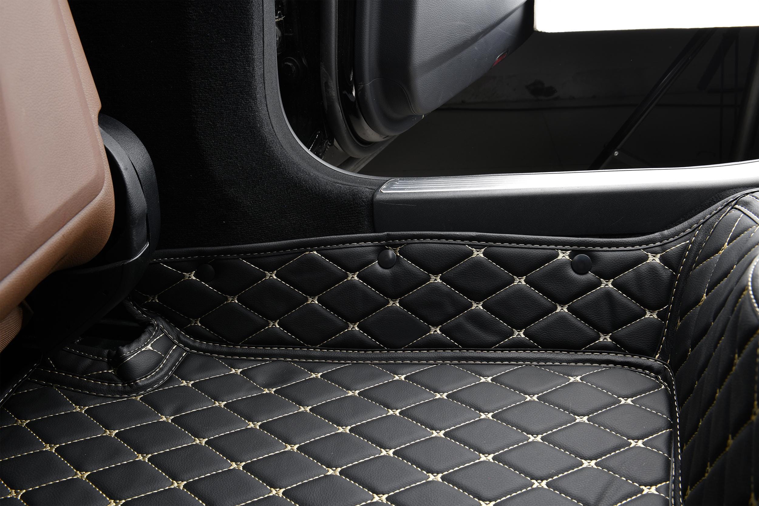 An application scenario or product detail of custom leather car mats - Image 15