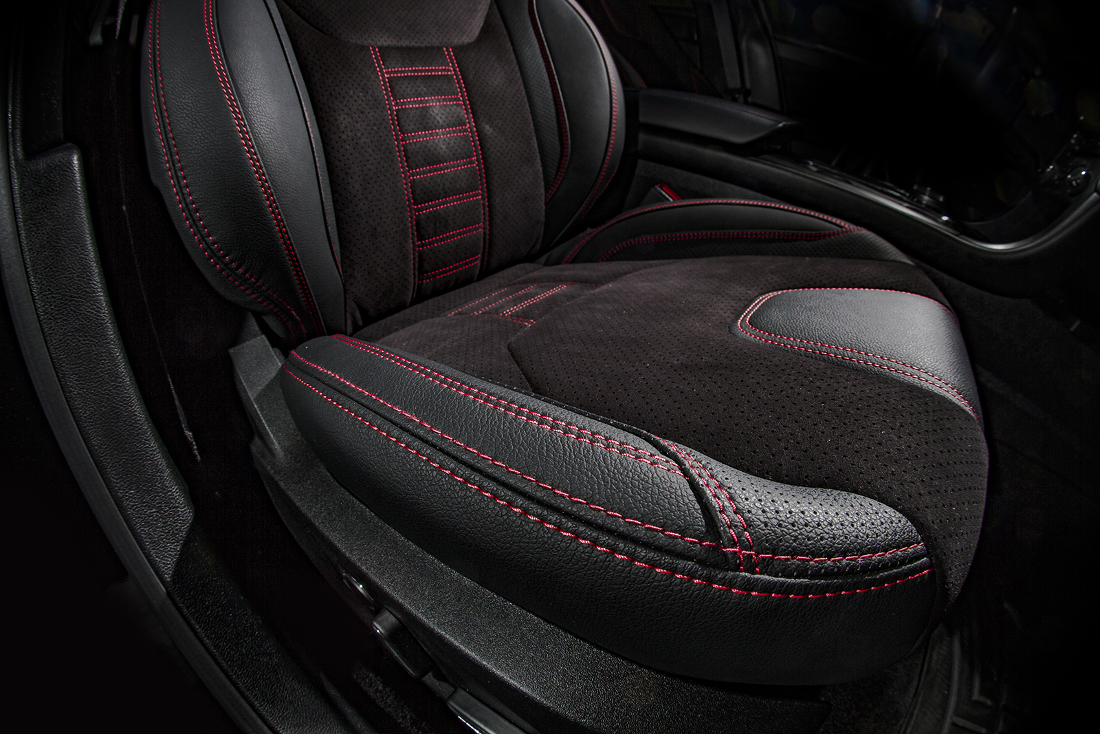 An application scenario or product detail of custom leather car upholstery - Image 18