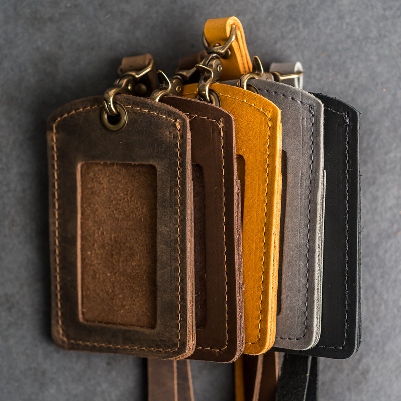 An application scenario or product detail of custom leather card holder - Image 5