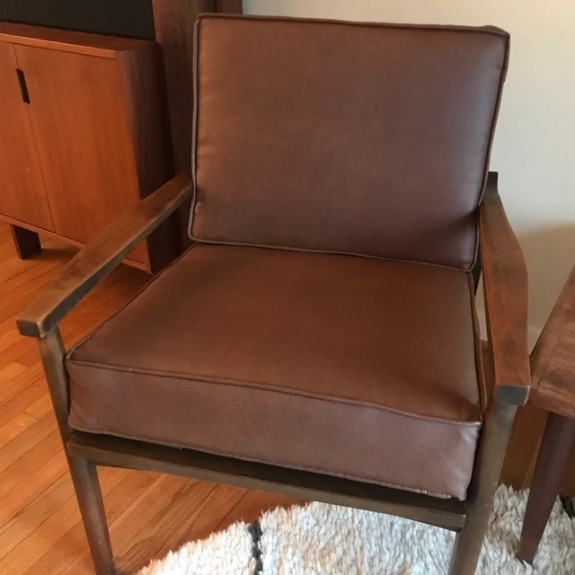 An application scenario or product detail of custom leather cushions - Image 17