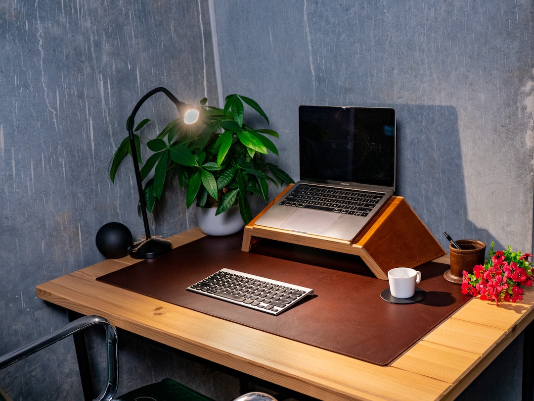 An application scenario or product detail of custom leather desk mat - Image 5