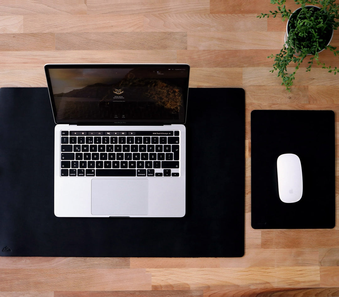 An application scenario or product detail of custom leather desk mat - Image 17