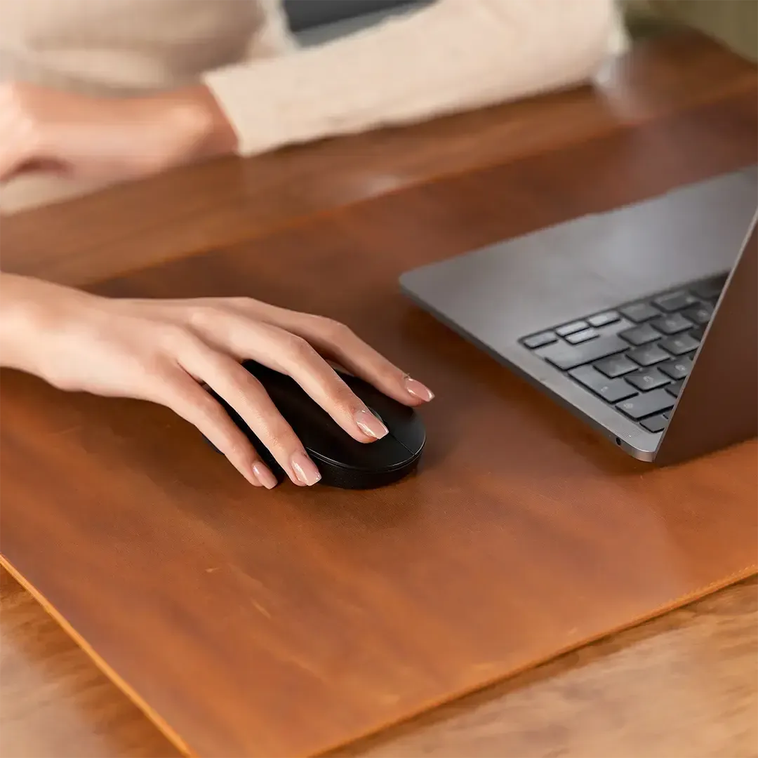 An application scenario or product detail of custom leather desk pad - Image 8