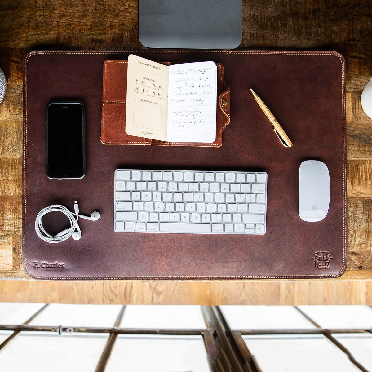 An application scenario or product detail of custom leather desk pad - Image 9