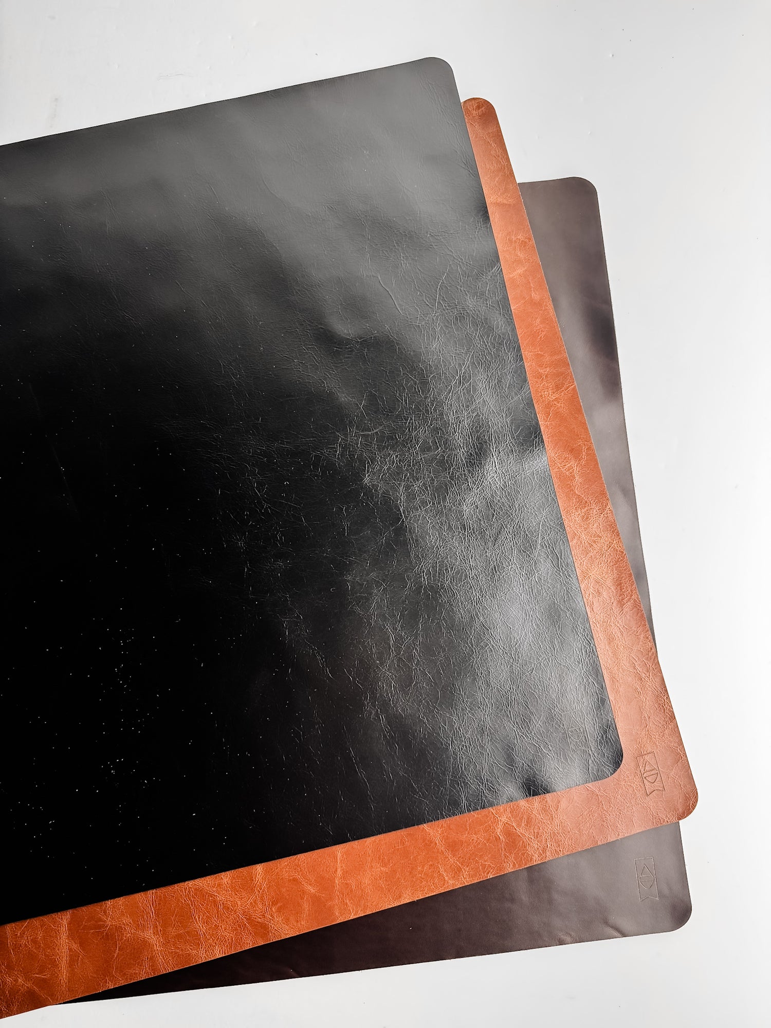 An application scenario or product detail of custom leather desk pad - Image 11