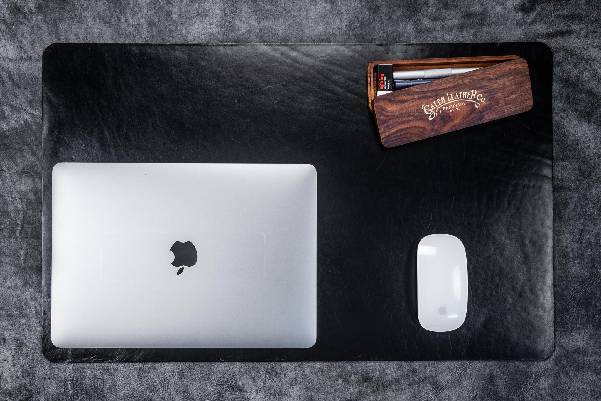 An application scenario or product detail of custom leather desk pad - Image 14