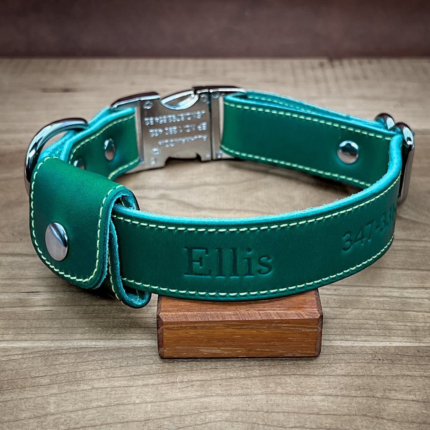 An application scenario or product detail of custom leather dog collars - Image 12