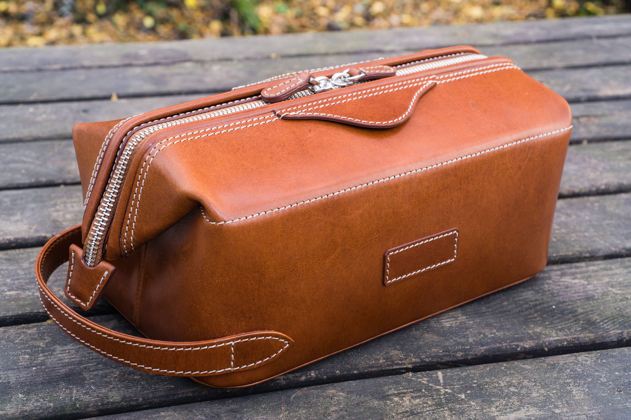 An application scenario or product detail of custom leather dopp kit - Image 2