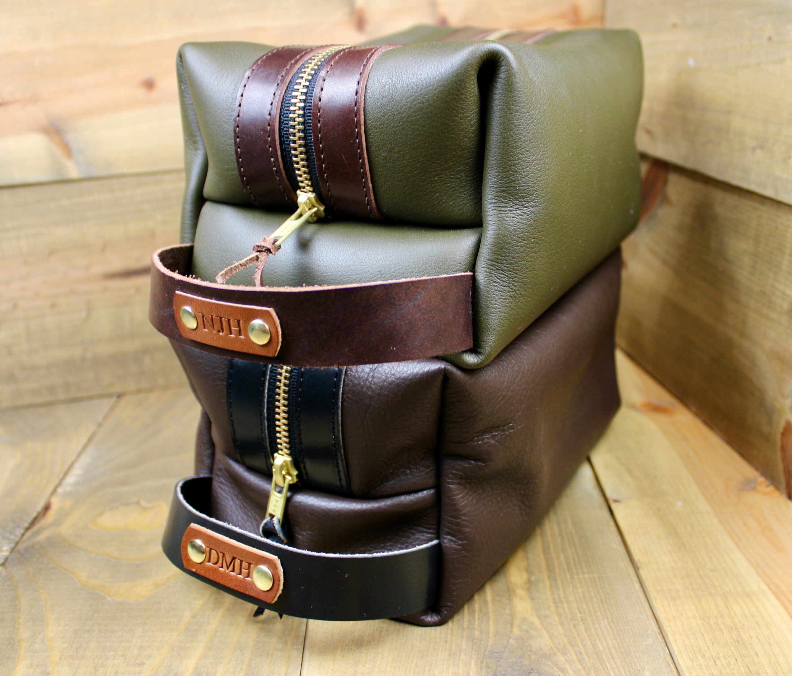 An application scenario or product detail of custom leather dopp kit - Image 3