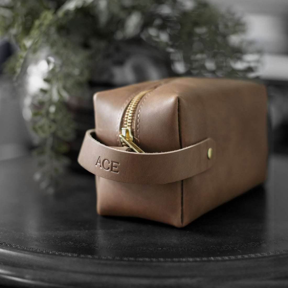 An application scenario or product detail of custom leather dopp kit - Image 7