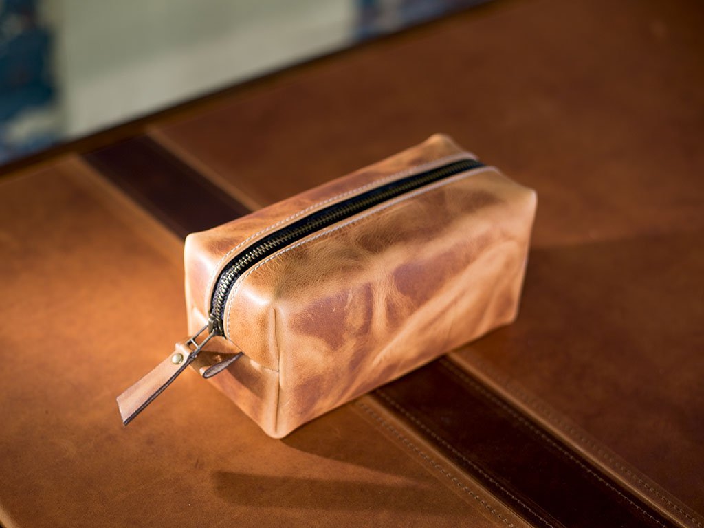 An application scenario or product detail of custom leather dopp kit - Image 8