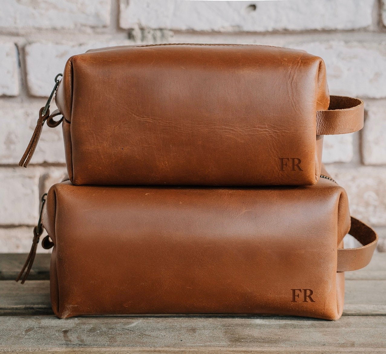 An application scenario or product detail of custom leather dopp kit - Image 9