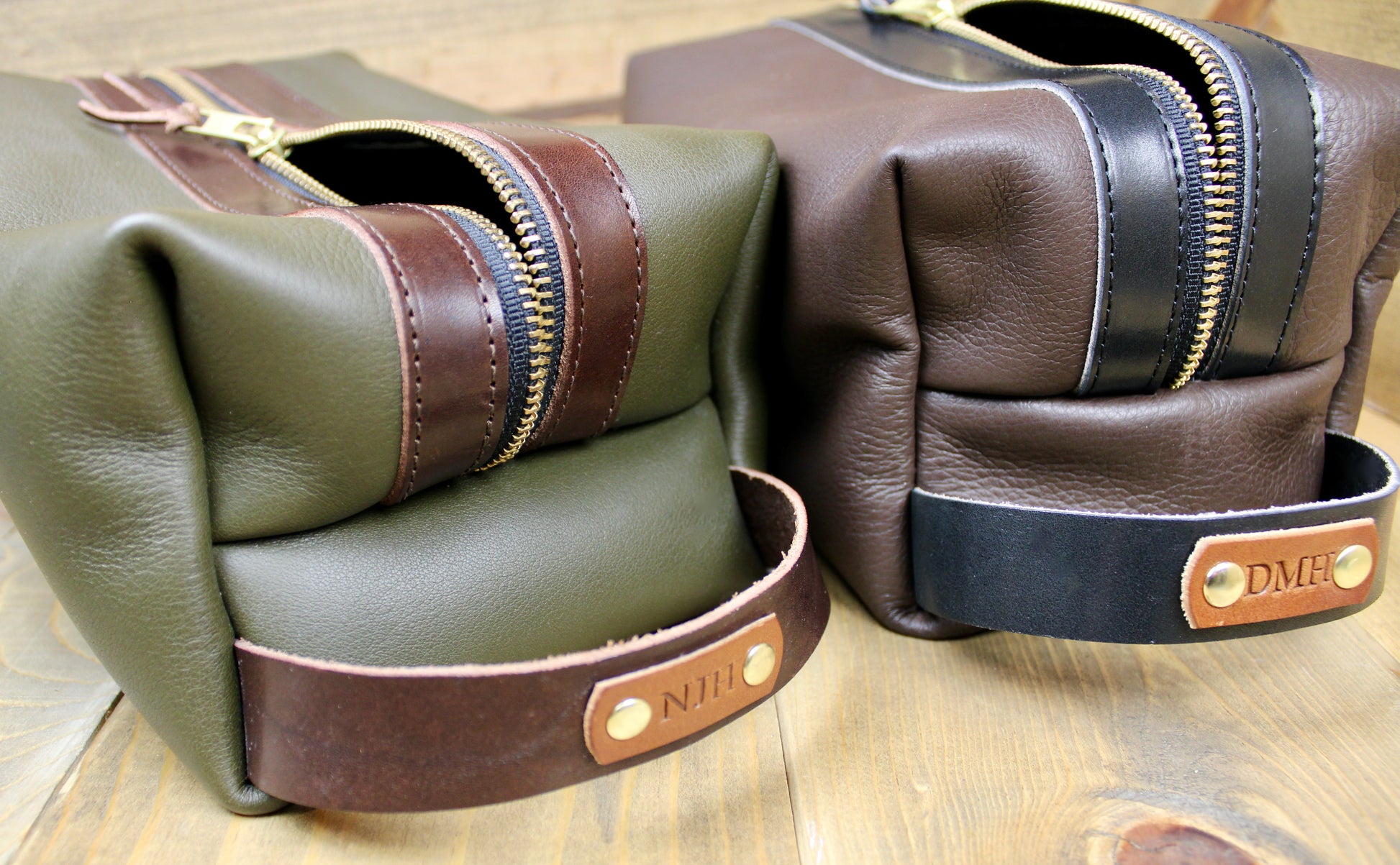 An application scenario or product detail of custom leather dopp kit - Image 10