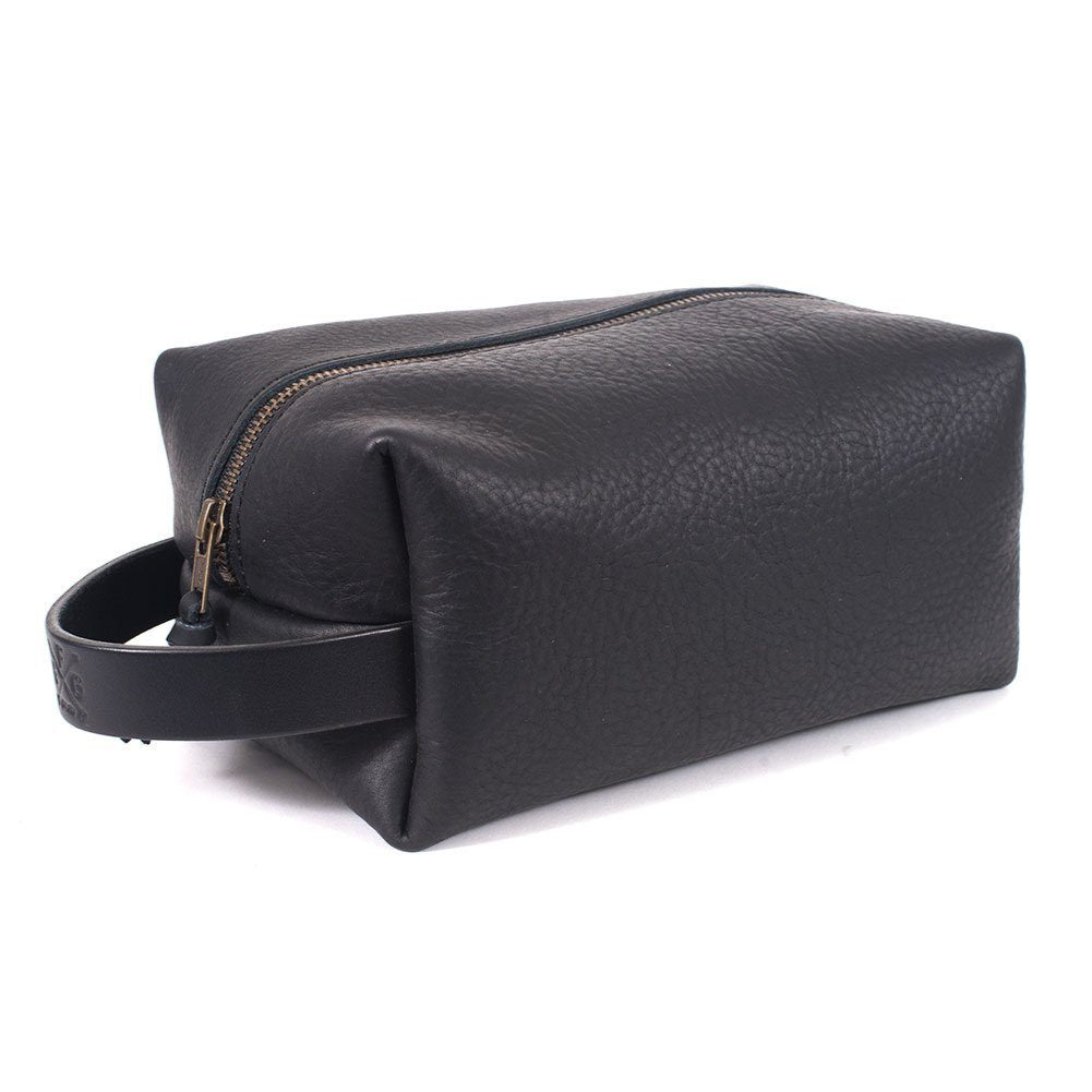 An application scenario or product detail of custom leather dopp kit - Image 11