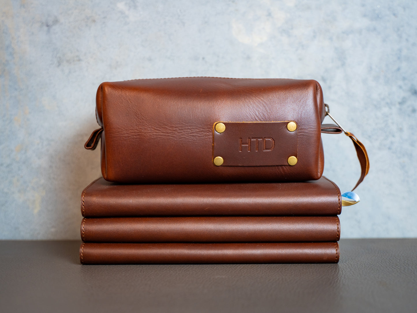 An application scenario or product detail of custom leather dopp kit - Image 14