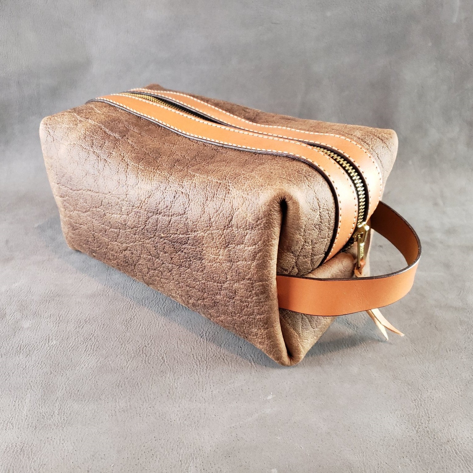 An application scenario or product detail of custom leather dopp kit - Image 15