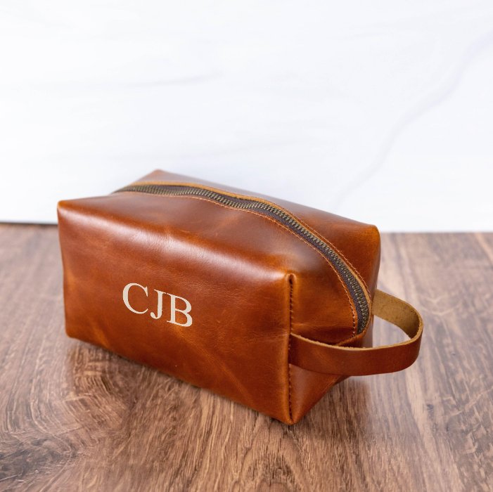 An application scenario or product detail of custom leather dopp kit - Image 16