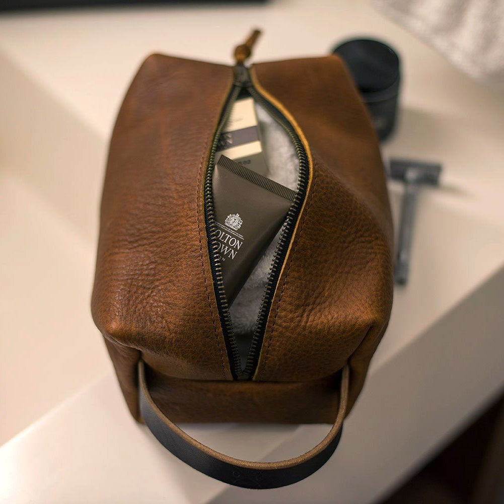 An application scenario or product detail of custom leather dopp kit - Image 19