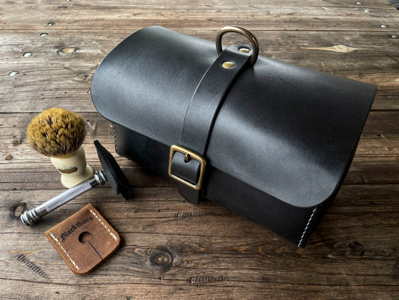 An application scenario or product detail of custom leather dopp kit - Image 20
