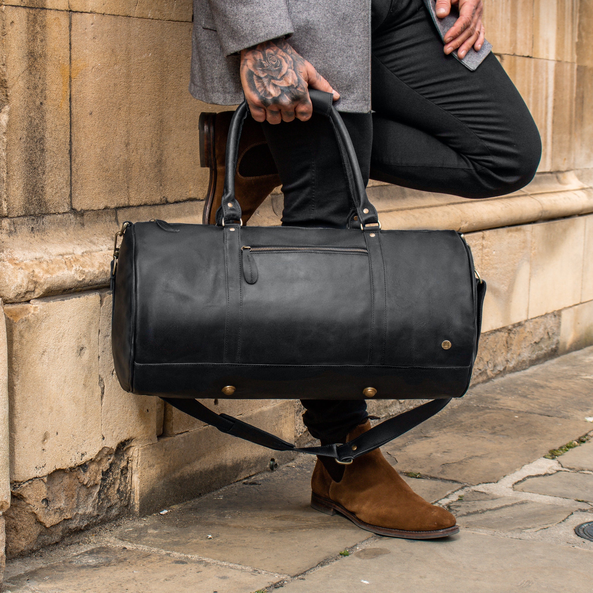 An application scenario or product detail of custom leather duffle bags - Image 4