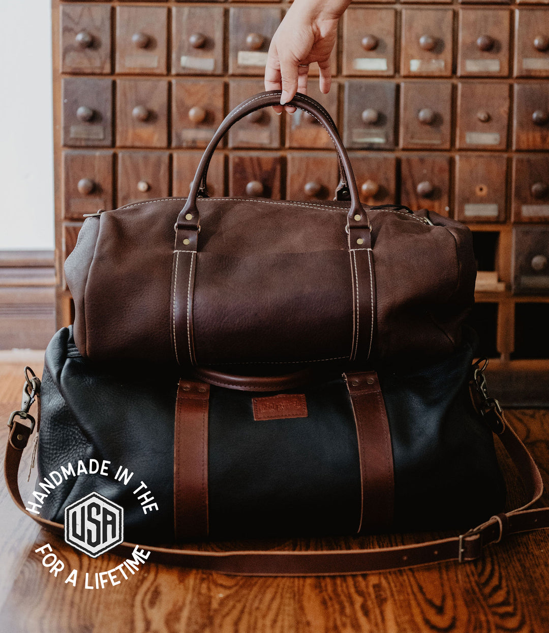 An application scenario or product detail of custom leather duffle bags - Image 13